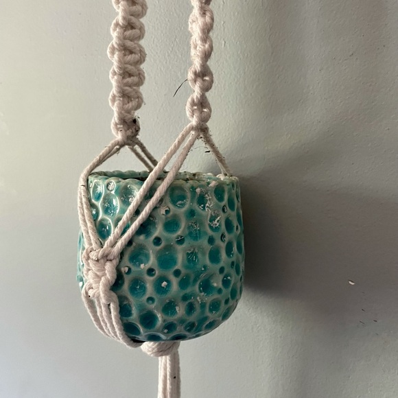 Hand knotted macrame plant hanger - Picture 4 of 4